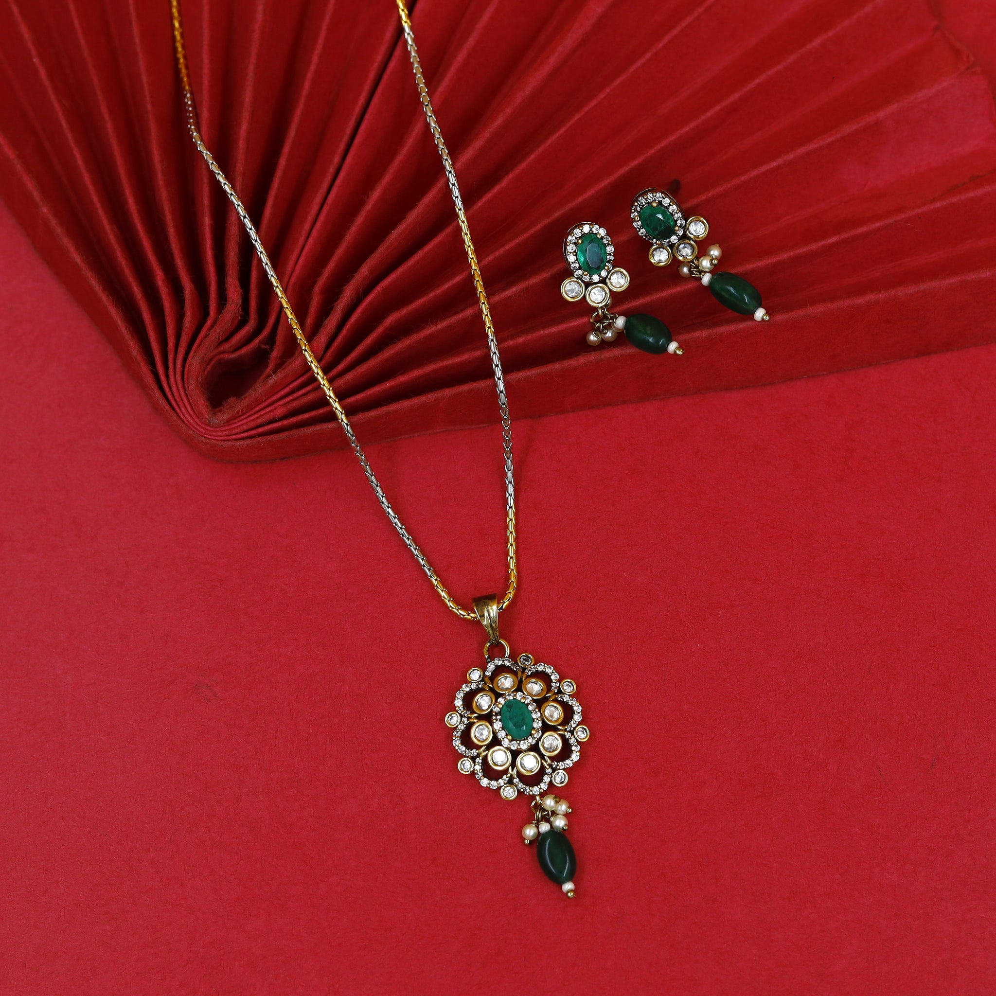 Light Kundan Pendant Set 18334-28