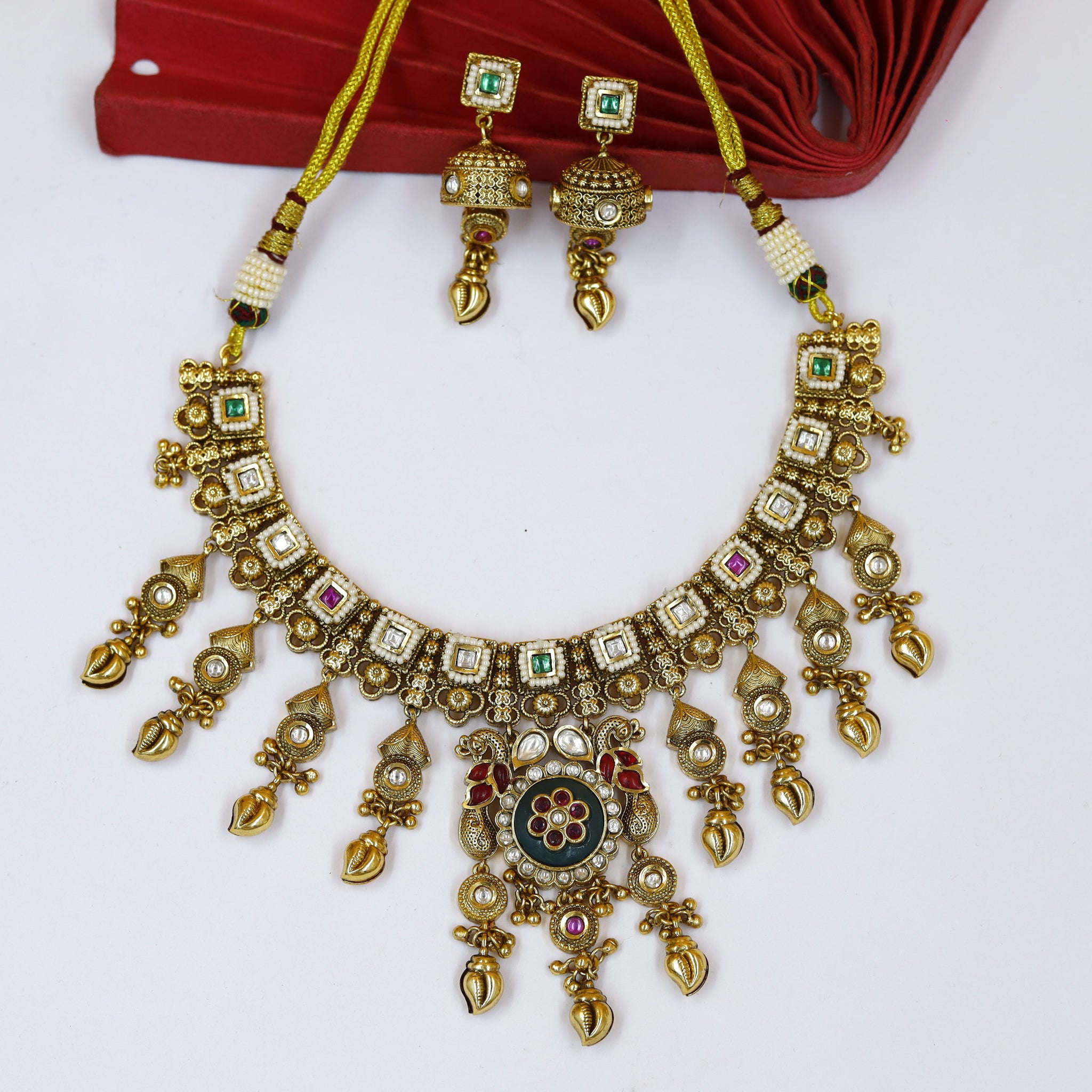 Round Neck Antique Necklace Set 18644-94