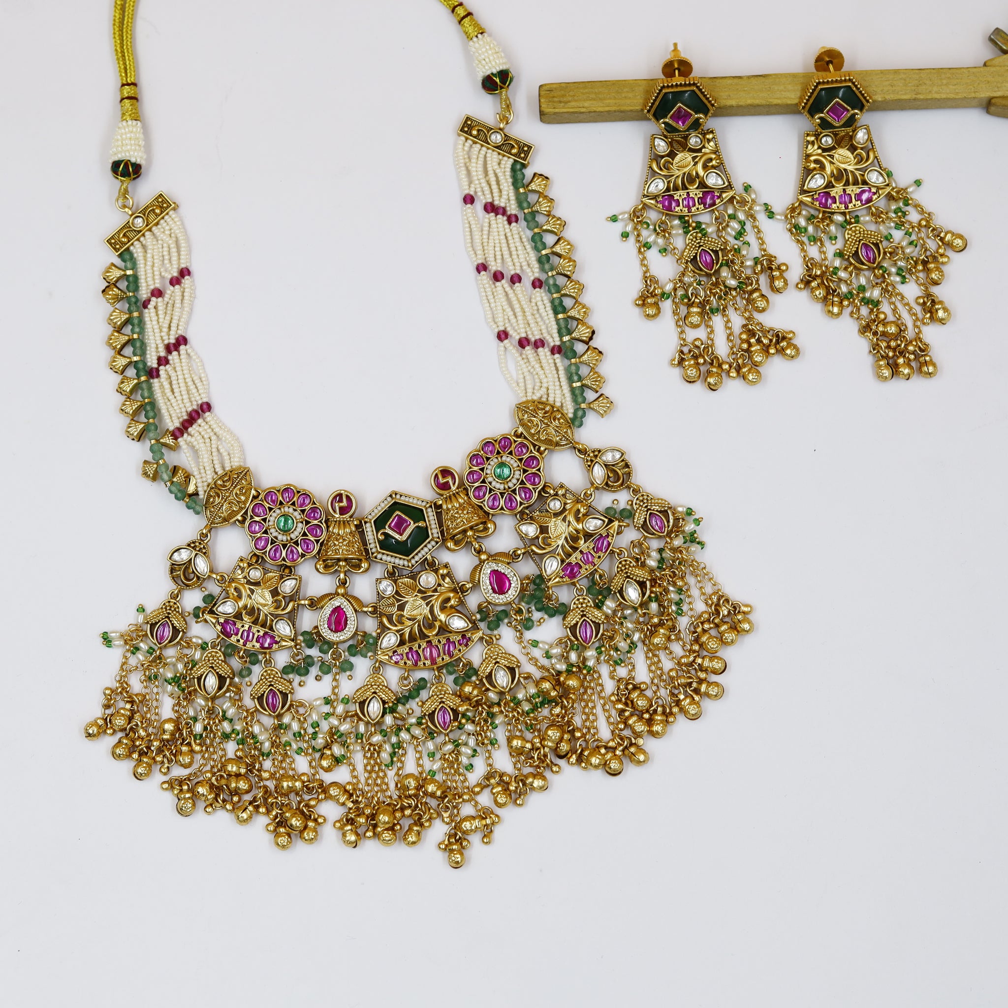 Round Neck Antique Necklace Set 18649-94