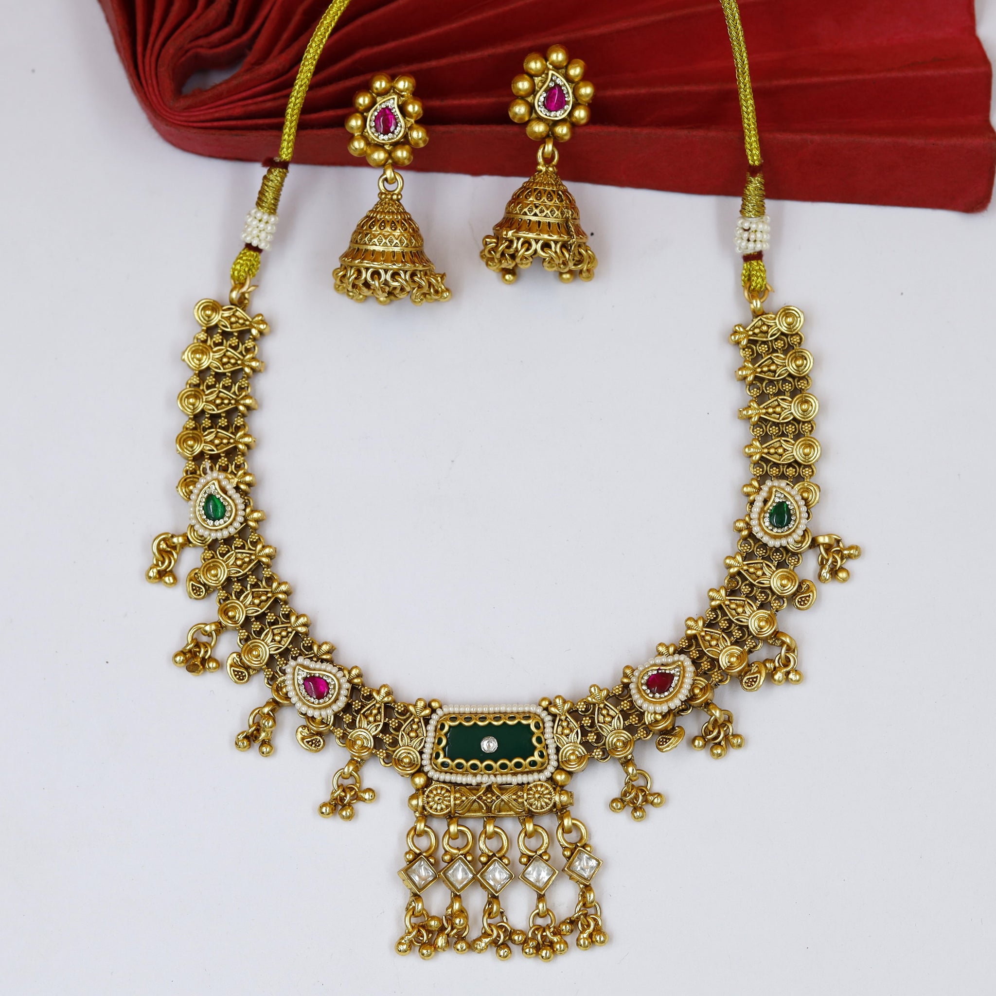 Round Neck Antique Necklace Set 18640-94