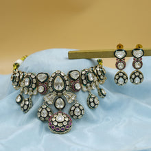 Round Neck Antique Necklace Set 19069-68