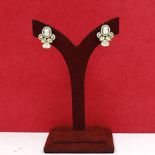 Tops/Studs Kundan Earring 19260-28