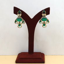 Round Neck Kundan Necklace Set 19269-28