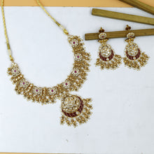 Round Neck Kundan Necklace Set 18589-91
