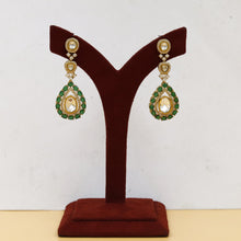 Round Neck Kundan Necklace Set 18320-28