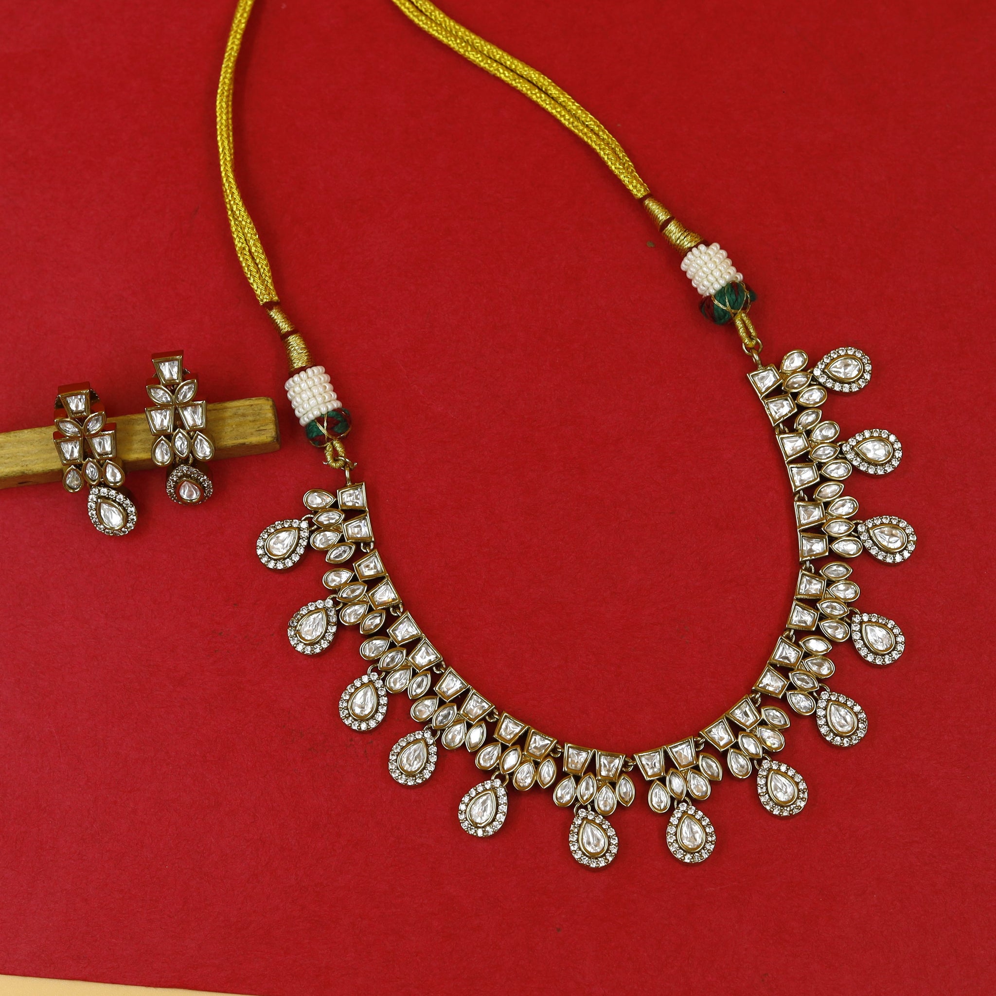 Round Neck Kundan Necklace Set 18326-28