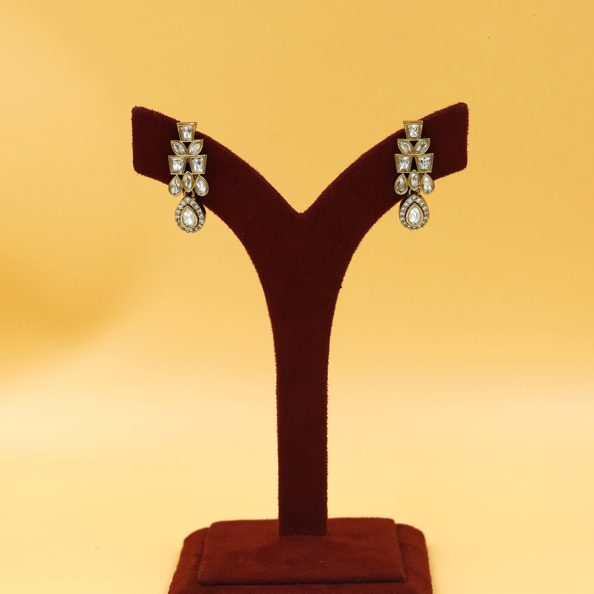 Round Neck Kundan Necklace Set 18326-28