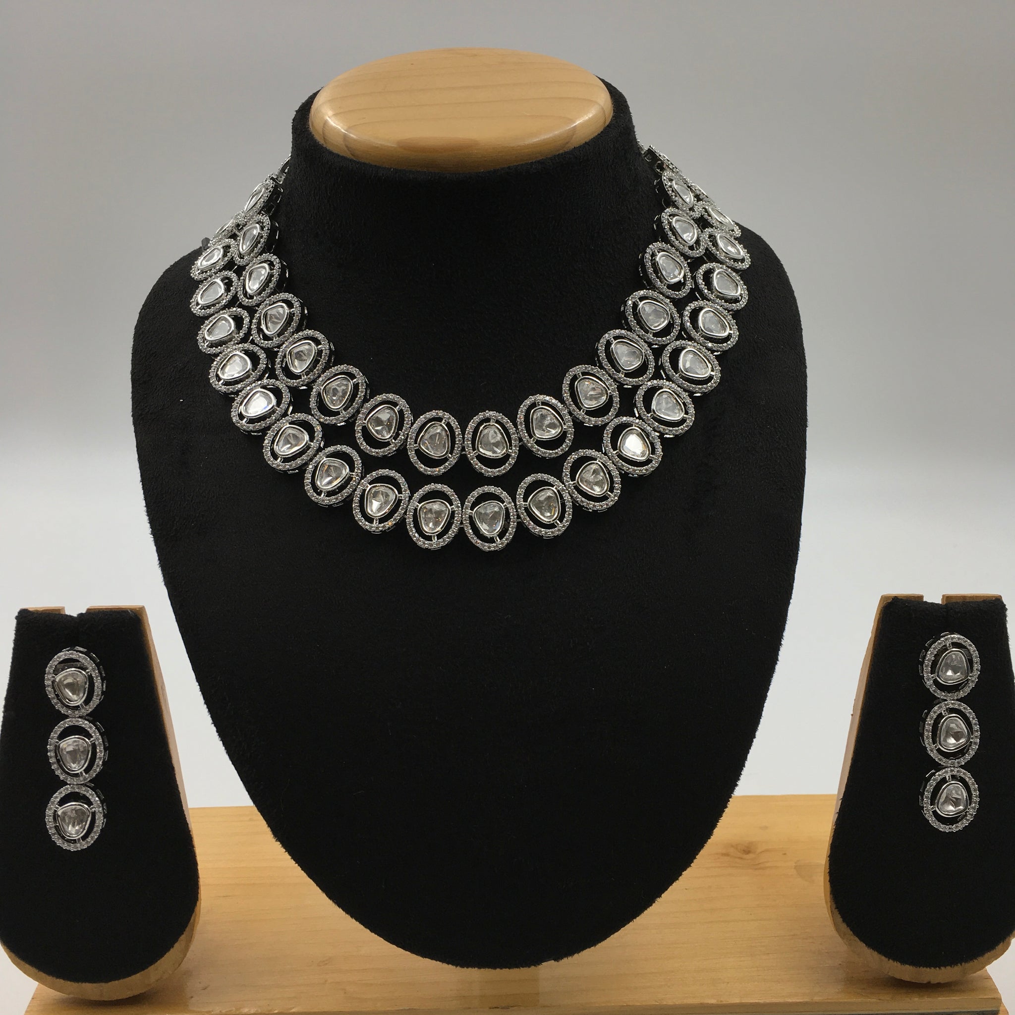 Round Neck Kundan Necklace Set 7283-68 - Dazzles Jewellery