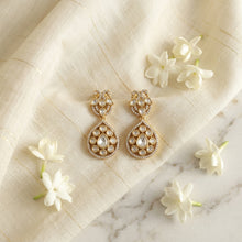 Light Kundan Earring 18795-28