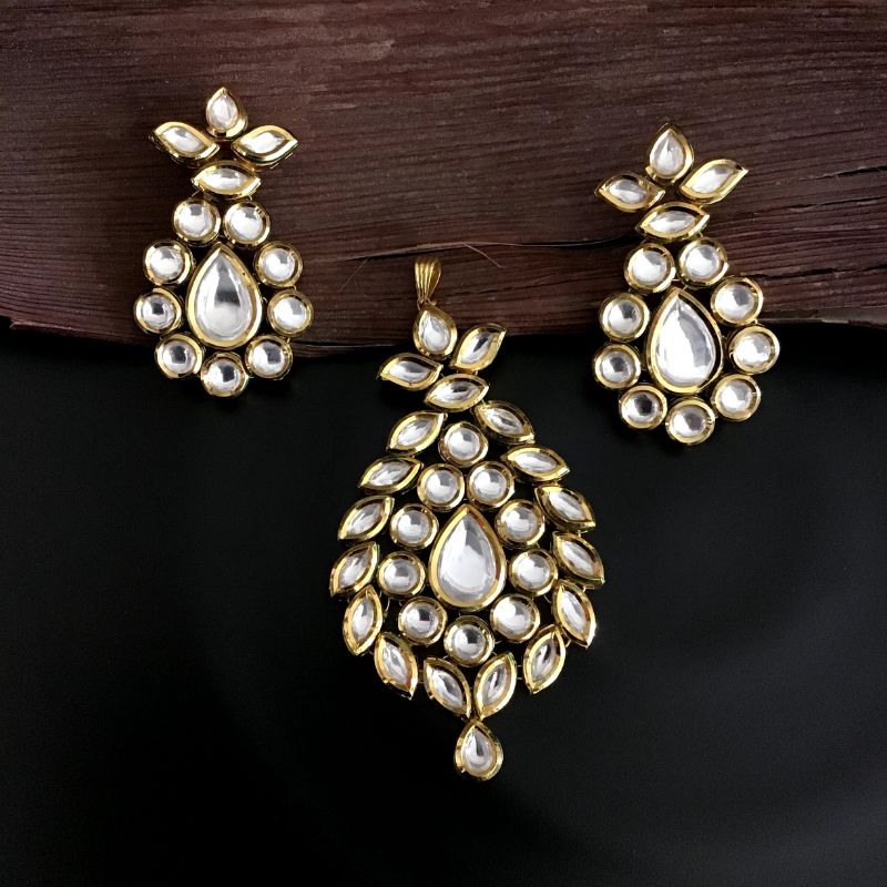 White Kundan Pendant Set 13845-0934 - Dazzles Jewellery