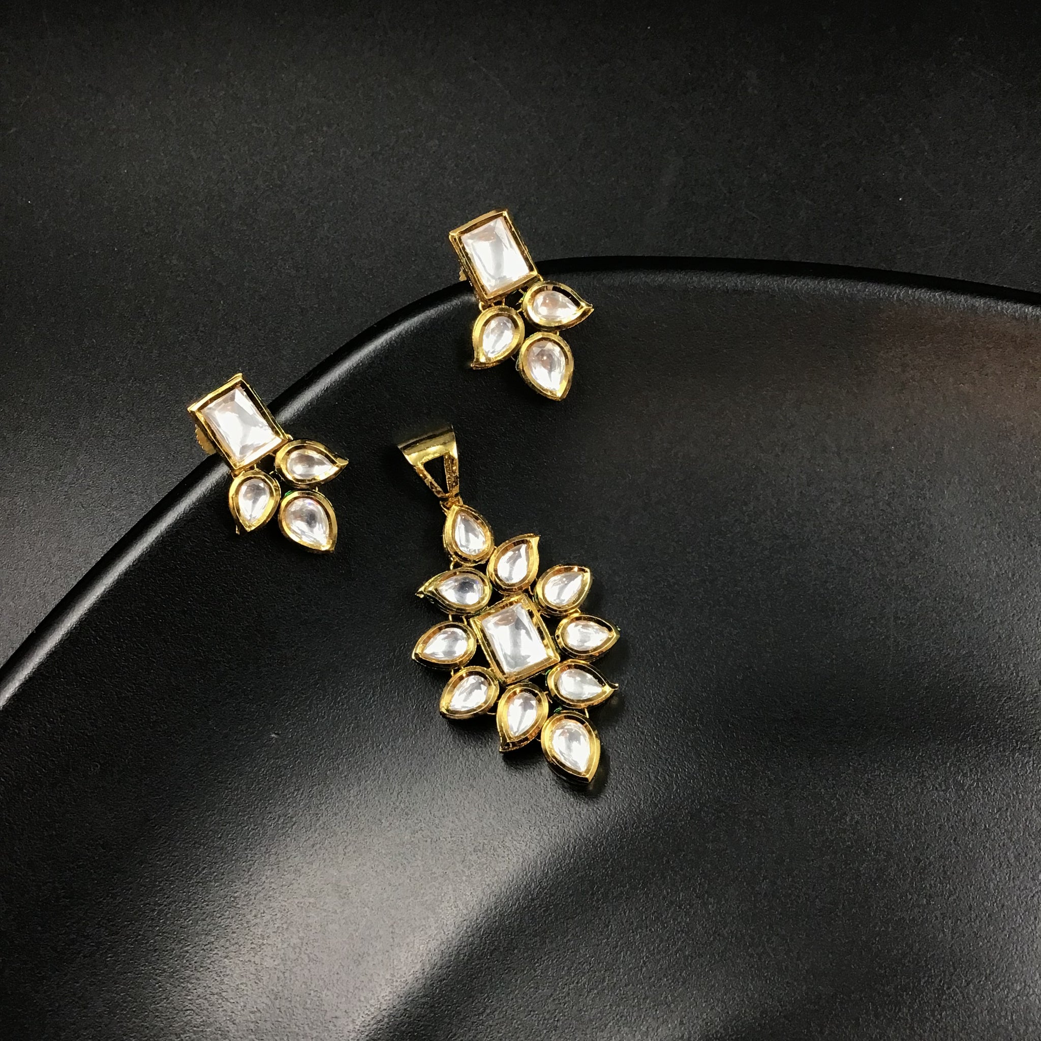 Light Kundan Pendant Set 3698-28 - Dazzles Jewellery