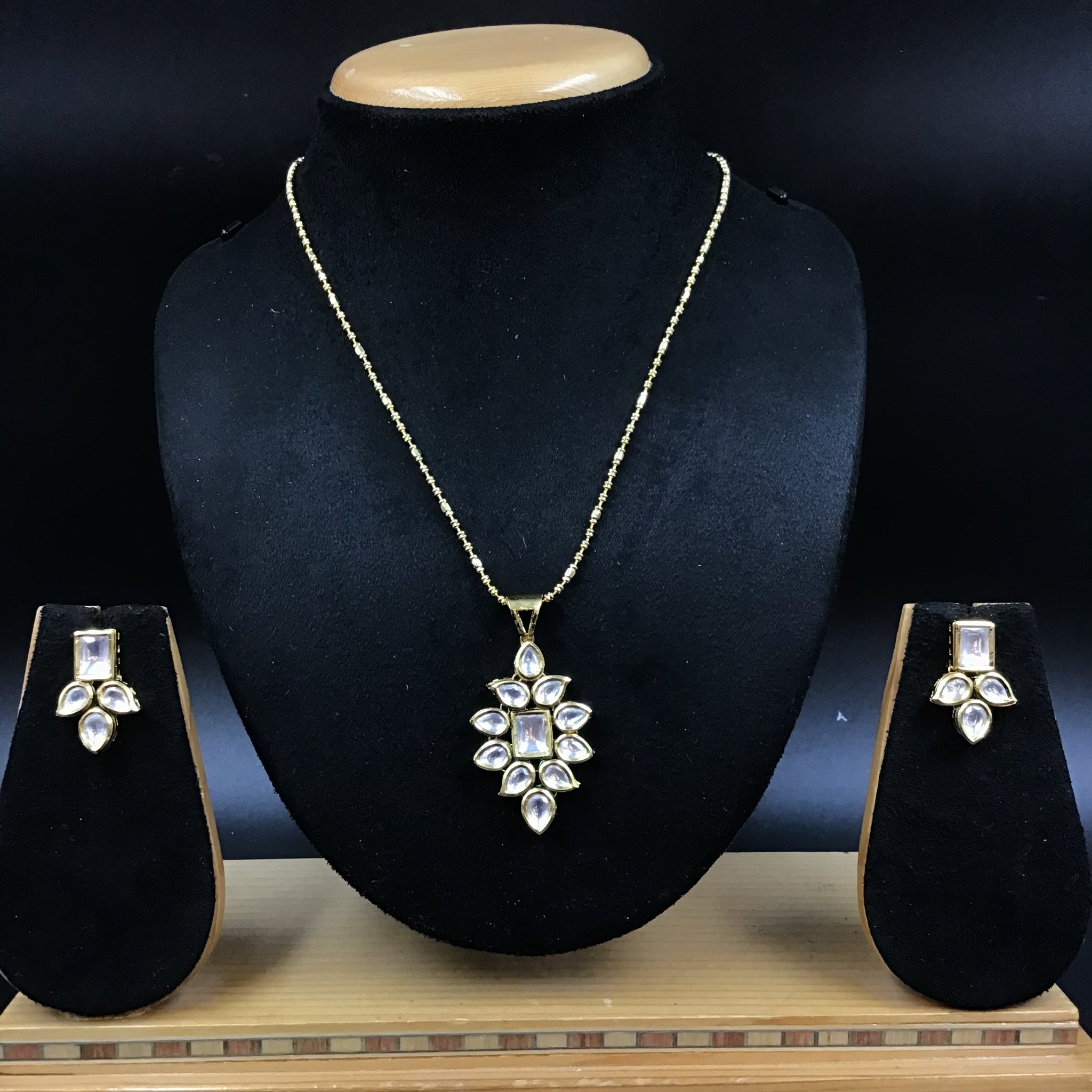 Light Kundan Pendant Set 3698-28 - Dazzles Jewellery