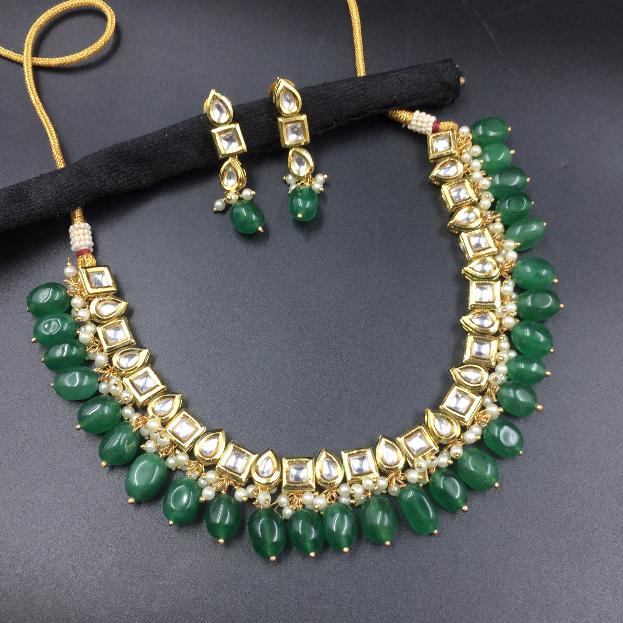 Round Neck Single line Kundan Necklace Set with Latakan 17936-5118 - Dazzles Jewellery