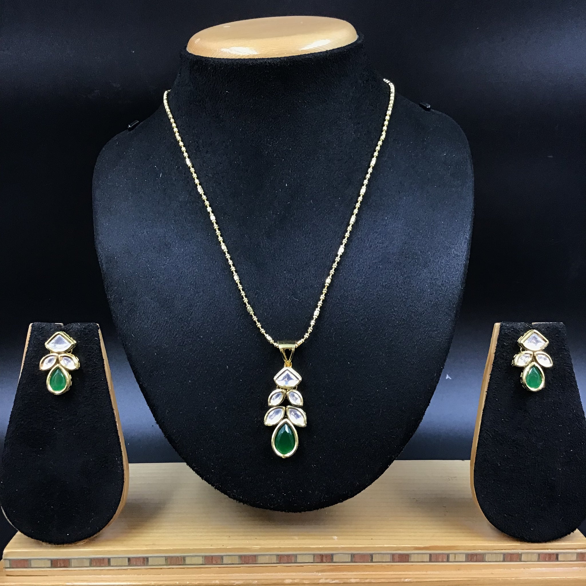 Light Kundan Pendant Set 3695-28 - Dazzles Jewellery