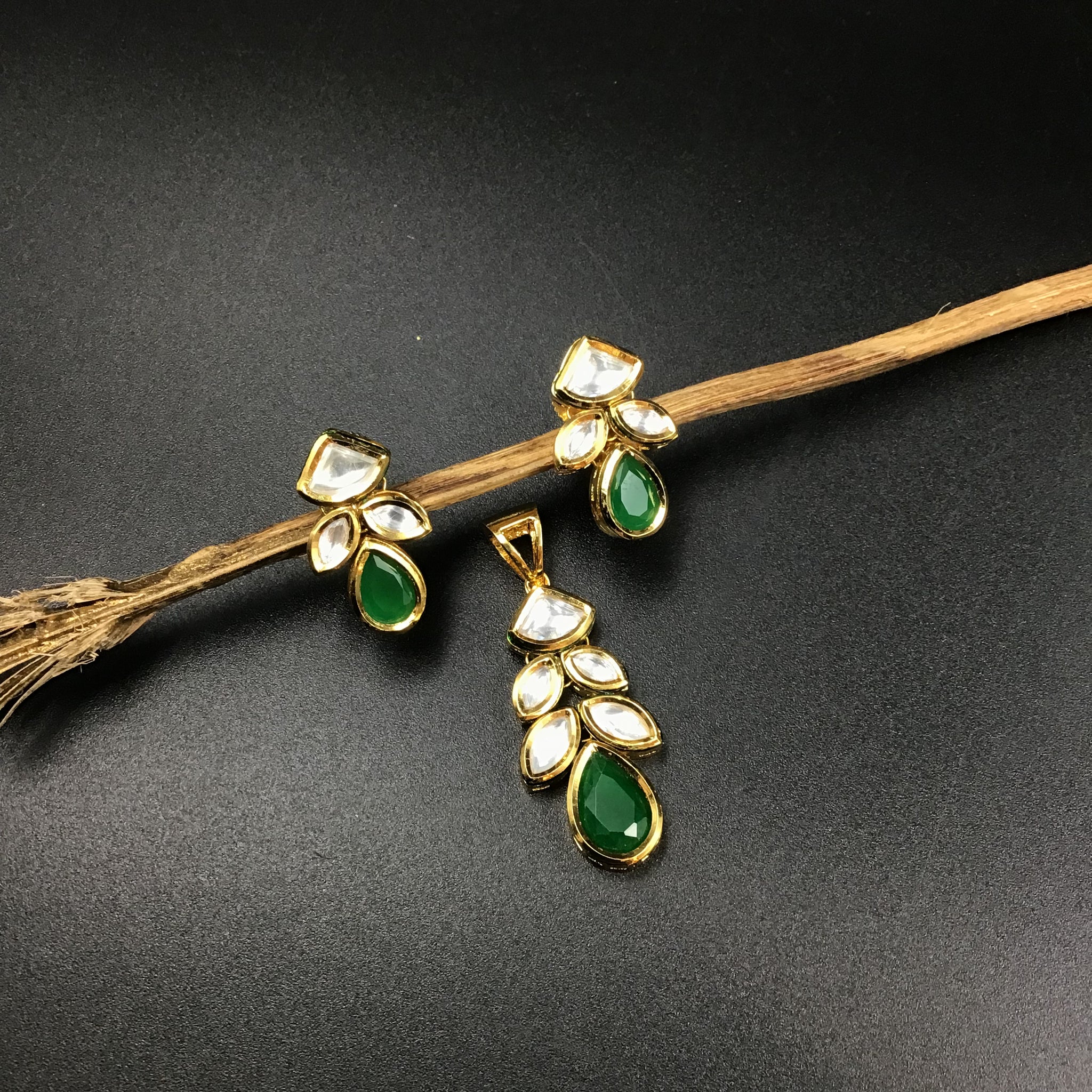 Light Kundan Pendant Set 3695-28 - Dazzles Jewellery